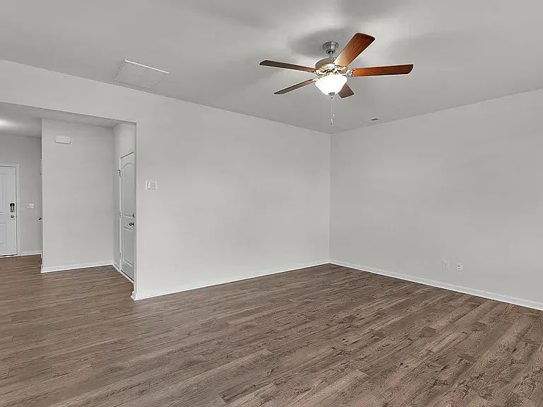 3 bed, 2.5 bath, 1700 sqft, $1,590 — Photo 2