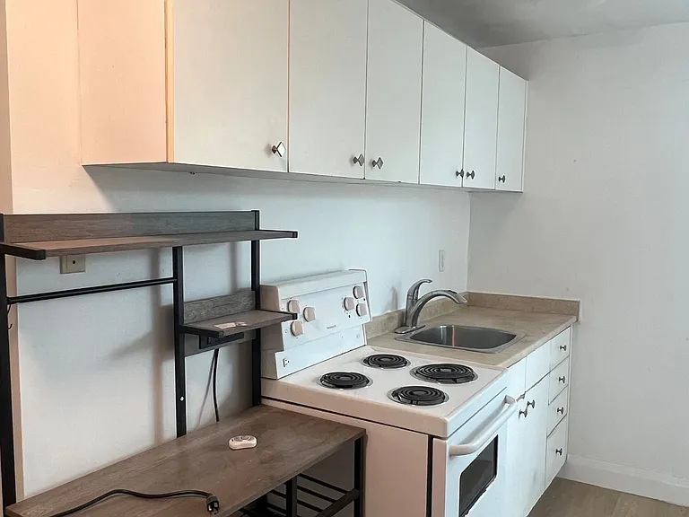 1087 Bloor St W #201 — Photo 3