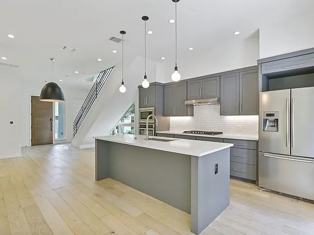 2506 Sutherland St — Photo 12