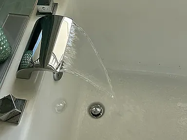 Waterfall bathtub spout - Master bedroom