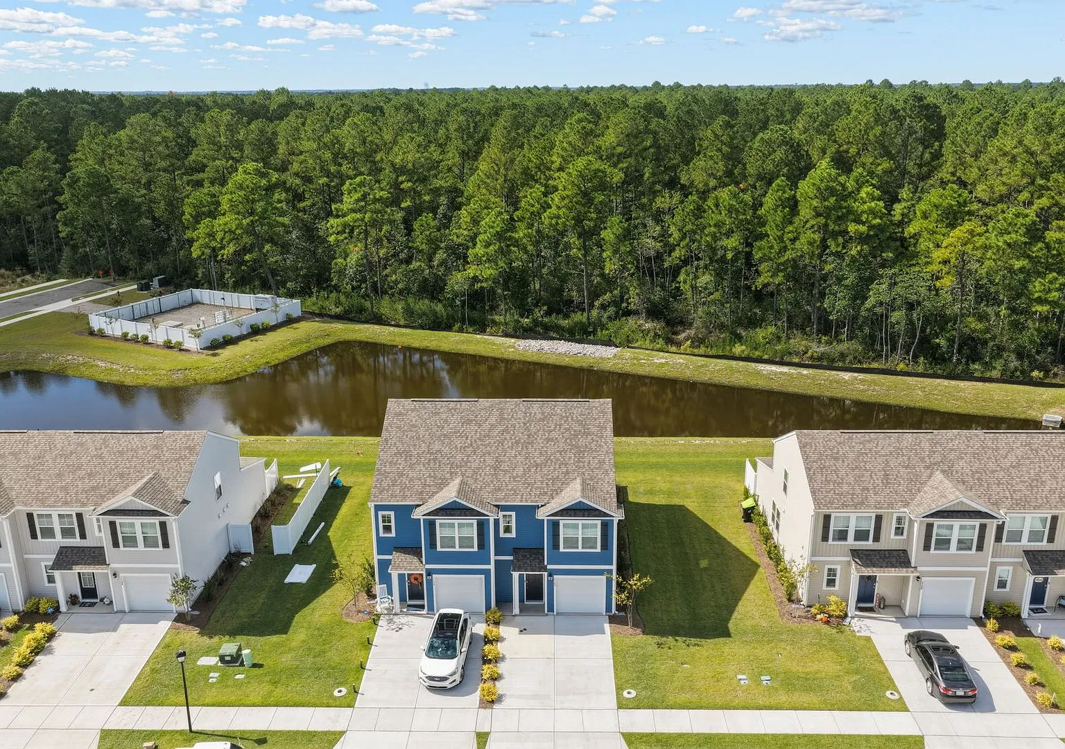 Modern 3 Bed / 2.5 Bath Townhouse with Pond Views and Community Amenities in Grayson Park — Photo 2