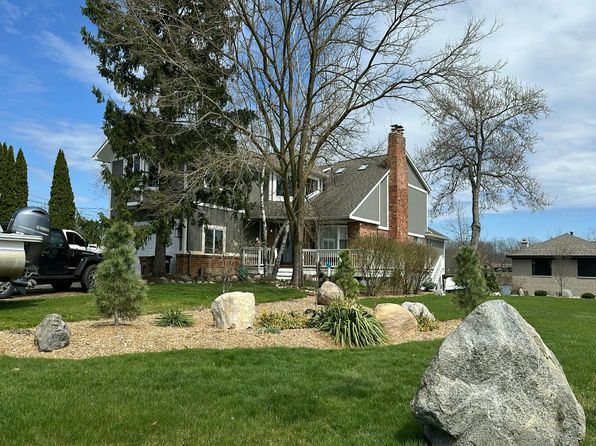 8535 Waumegah Ct, Clarkston, MI 48348
