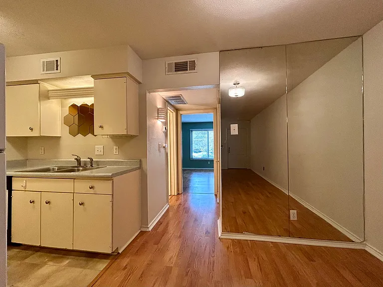 505 W 7th St #207 — Photo 4