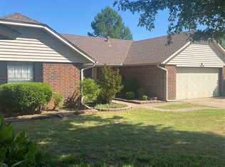 308 Jeffrey Laird Pl, Moore, OK 73160
