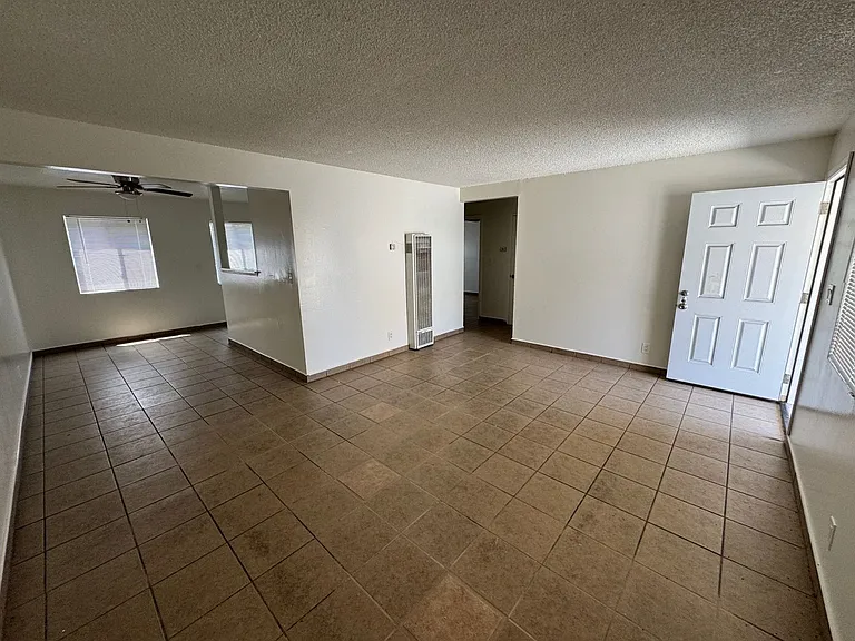 501 E Hurst St — Photo 3