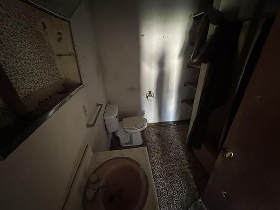 5th image of 925 10th Ave SW