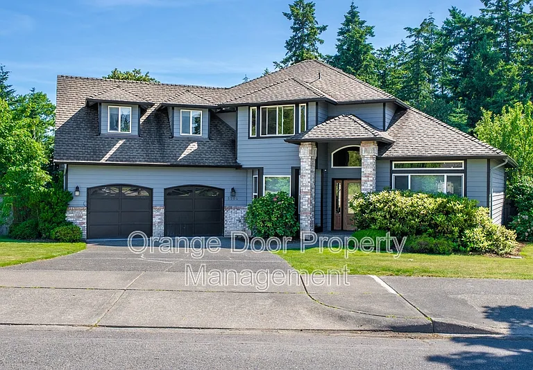 5204 Ridge Dr NE — Photo 1