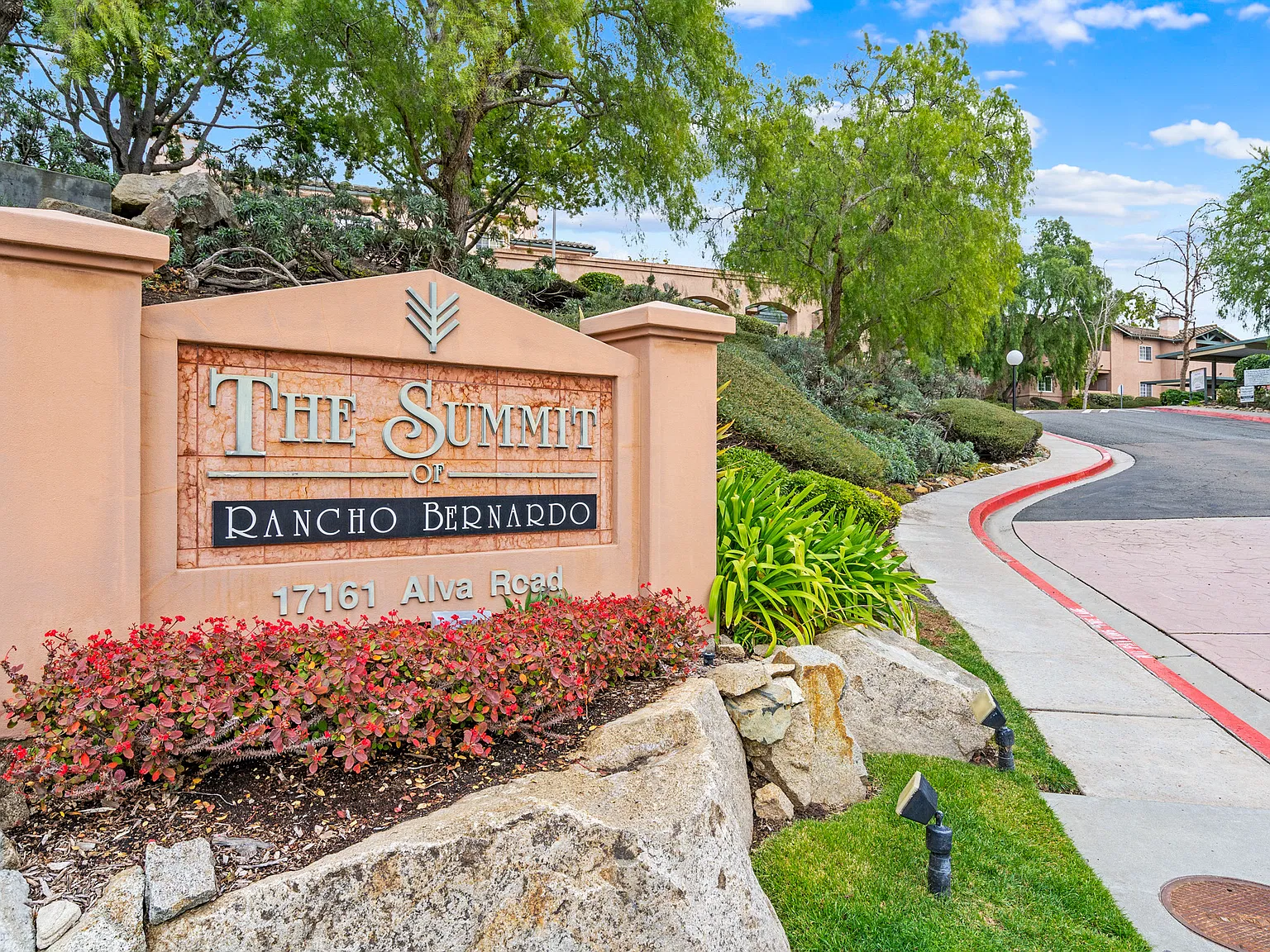 2 bed, 899 sqft, $2,999 — Photo 1