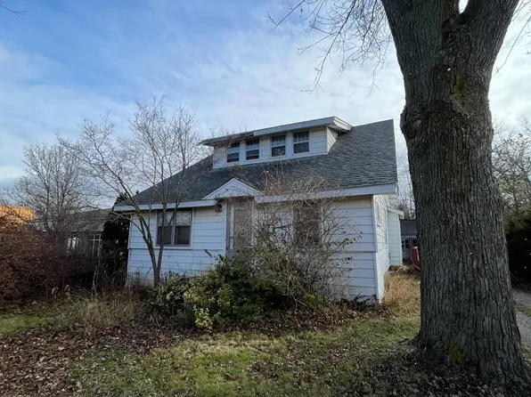536 N Pontiac Trl, Walled Lake, MI 48390