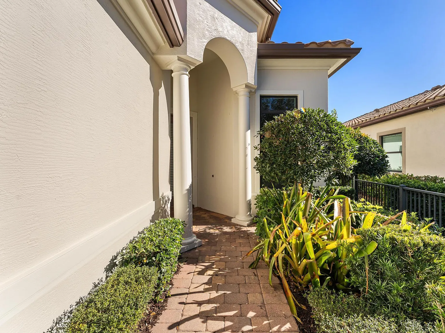 3 bed, 2.0 bath, 2206 sqft, $3,900 — Photo 2