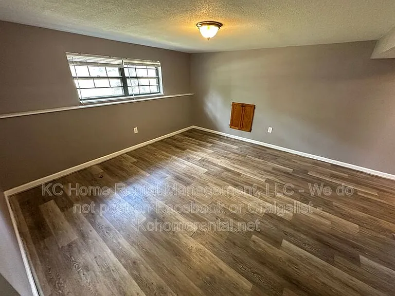424 NE Lakeview Dr — Photo 30