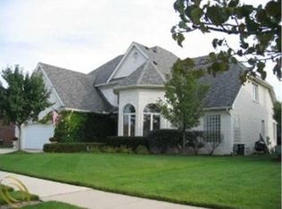16102 Thames Ln, Macomb, MI 48042