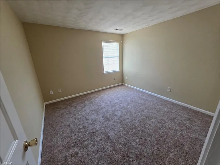 1460 Berkshire Dr — Photo 9
