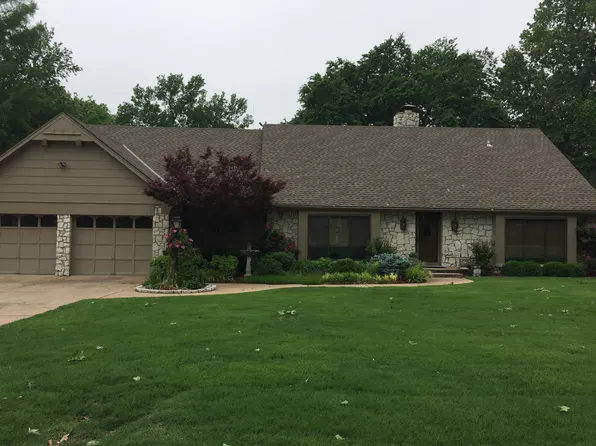 2300 Skylark Rd, Ponca City, OK 74604