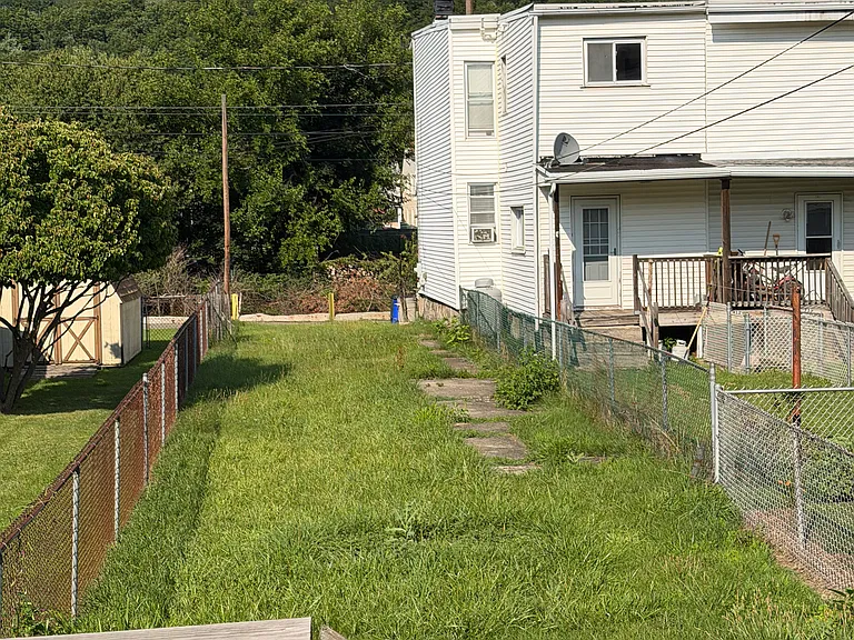 319 S 2nd St — Photo 17