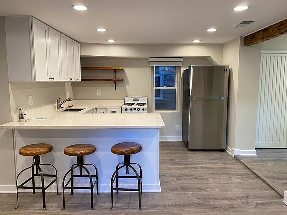 4th image of 2043 N Winchester Ave #2