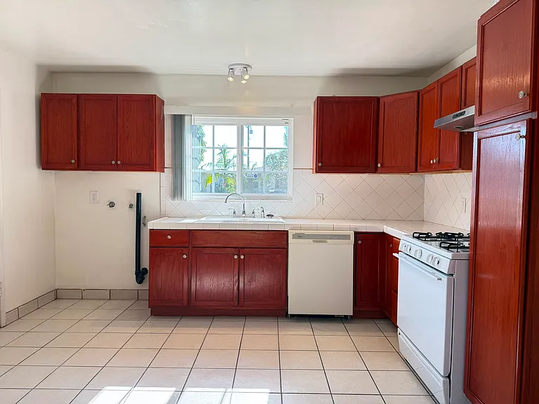 4740 N Fircroft Ave — Photo 8