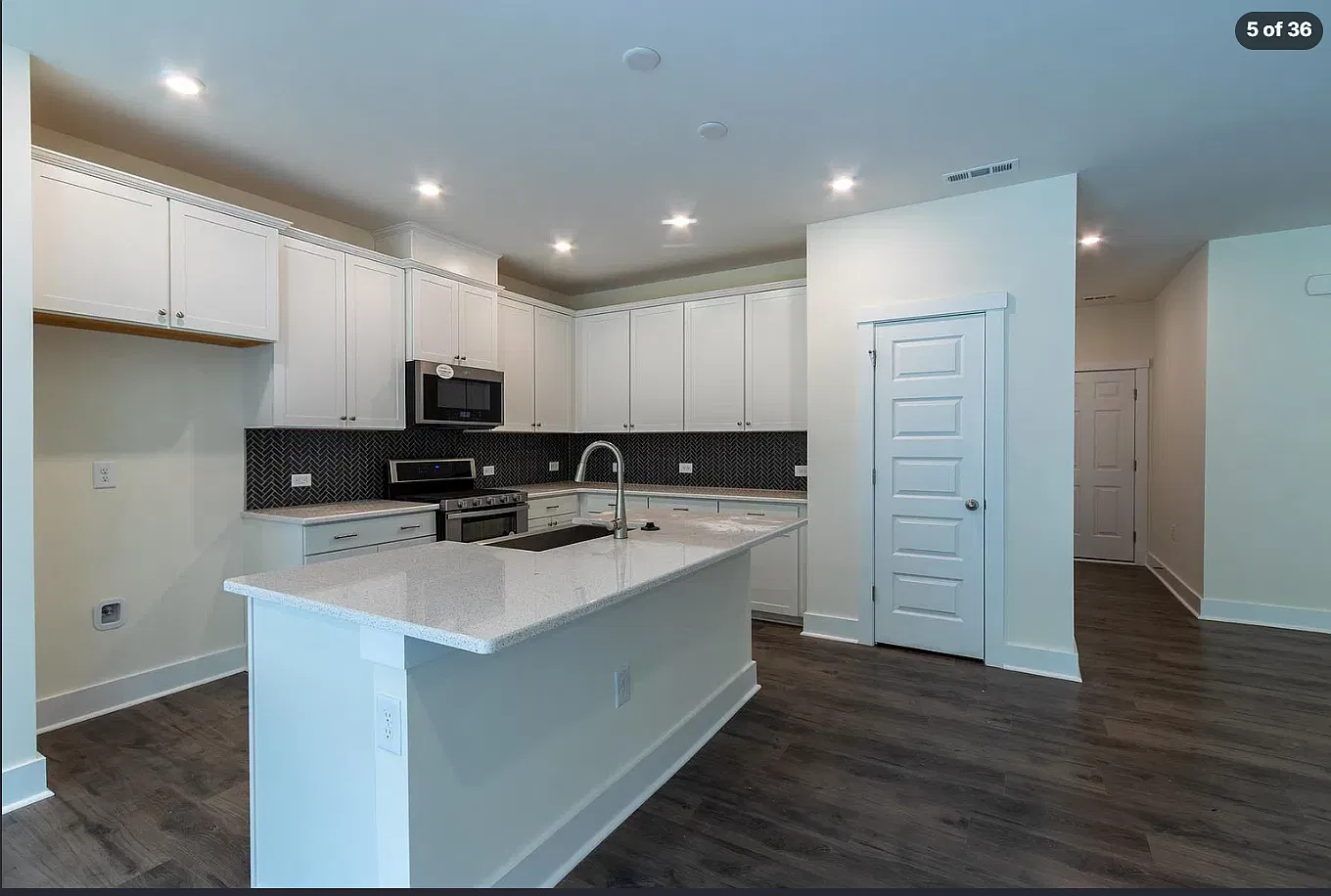 3 bed, 2.5 bath, 2260 sqft, $2,300 — Photo 3