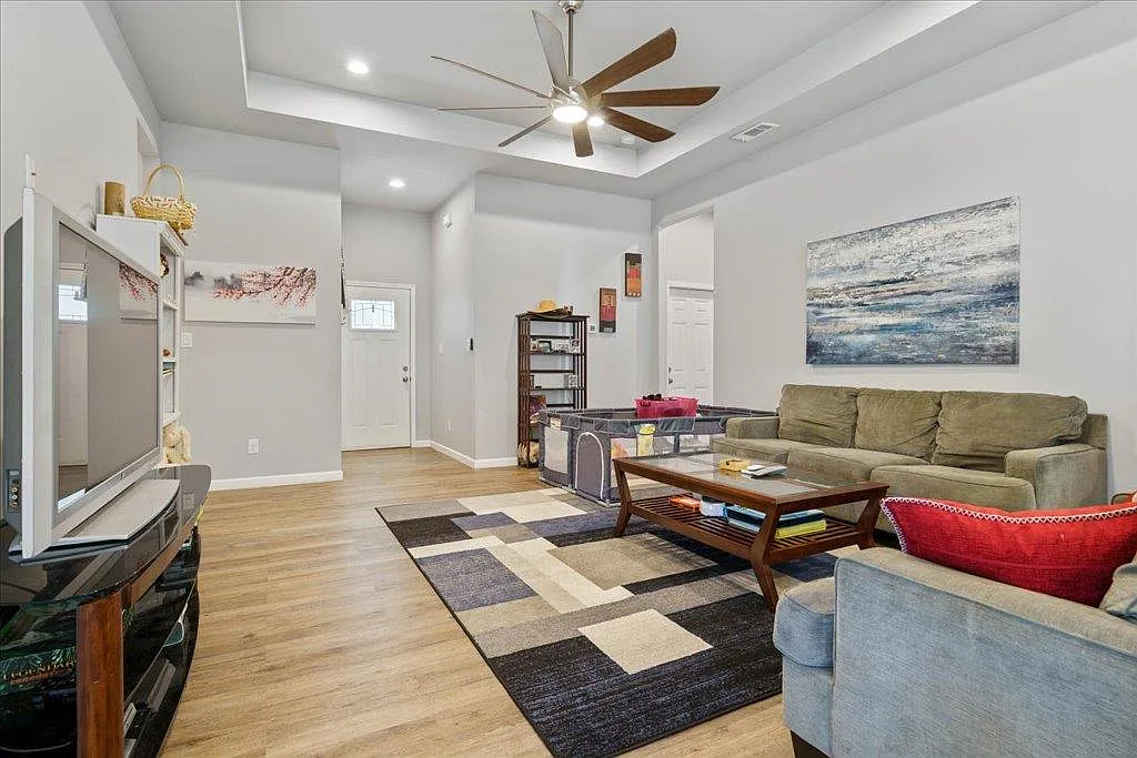 3 bed, 2.0 bath, 1447 sqft, $2,350 — Photo 4