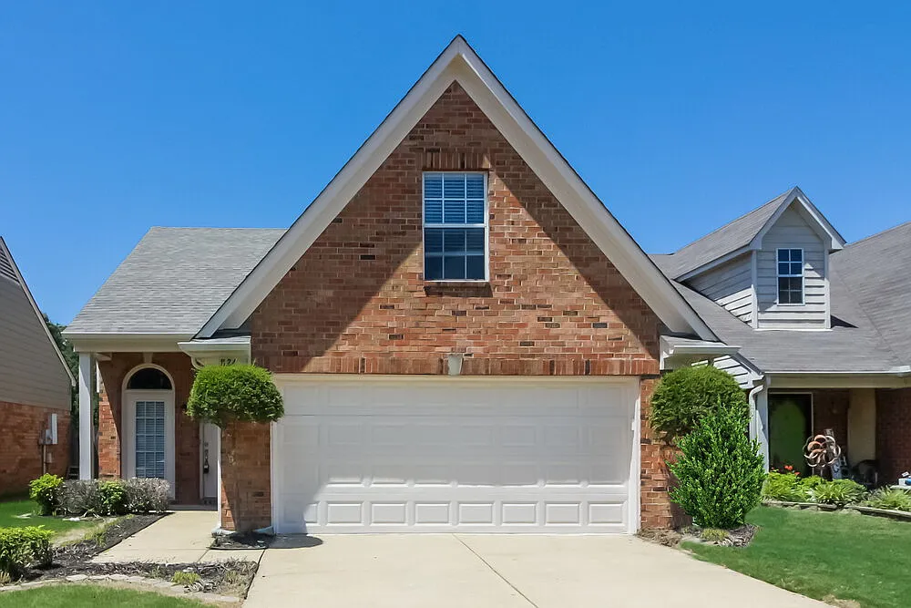 3 bed, 2.0 bath, 1330 sqft, $1,820 — Photo 1