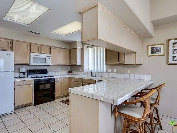 Kitchen with breakfast bar