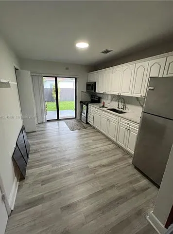 3 bed, 1.0 bath, 1310 sqft, $3,200 — Photo 4