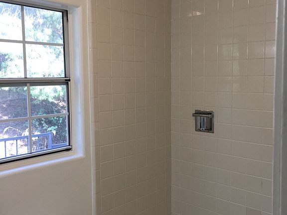 4th image of 3353 Montrose Ave APT 5