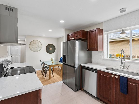 Open Concept kitchen, Quartz counters, Stainless steal-appliances