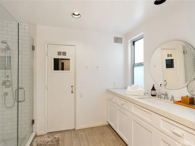 1447 N Kings Rd — Photo 33