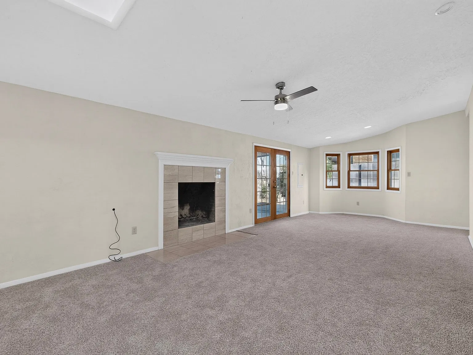 3905 Mary Ellen St NE — Photo 3