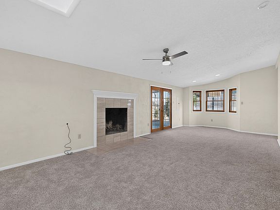 3rd image of 3905 Mary Ellen St NE