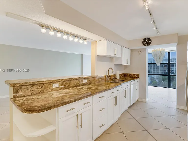 1000 Parkview Dr #614 — Photo 6
