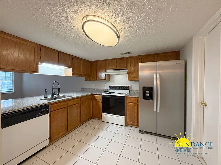 2404 Suwanee Ln — Photo 5