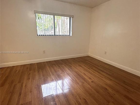 5th image of 209 Palm Cir E