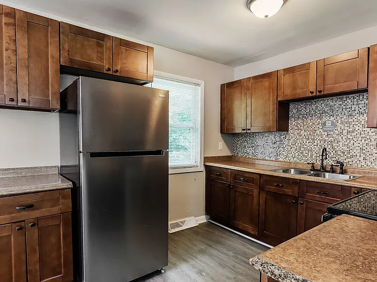 748 Barclay Ln — Photo 8