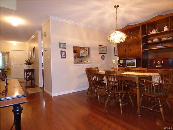 4th image of 303 Stonewall Ln