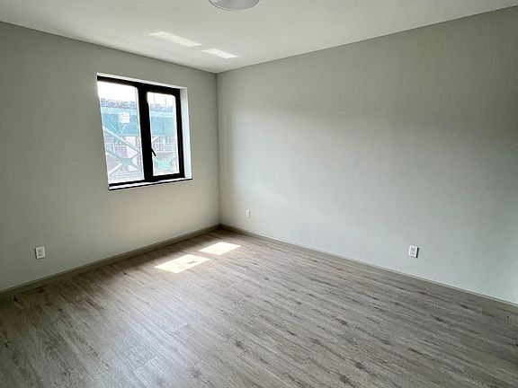 5th image of 10861 Roosevelt Ave #4A