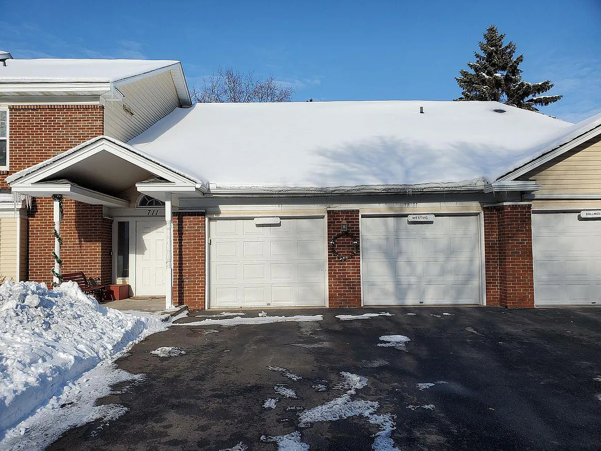 Attached independent garage - 711 Larpenteur Ave E #E