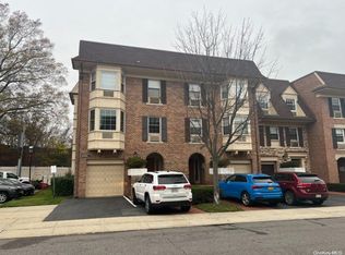 14-14 Bonnie Ln #15852, Bayside, NY 11360