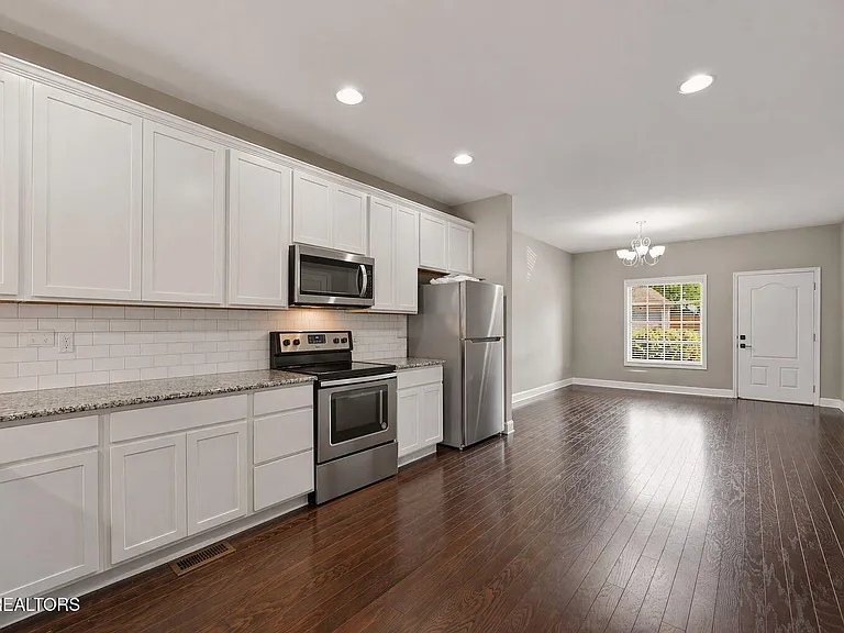 1635 Silver Spur Ln — Photo 10