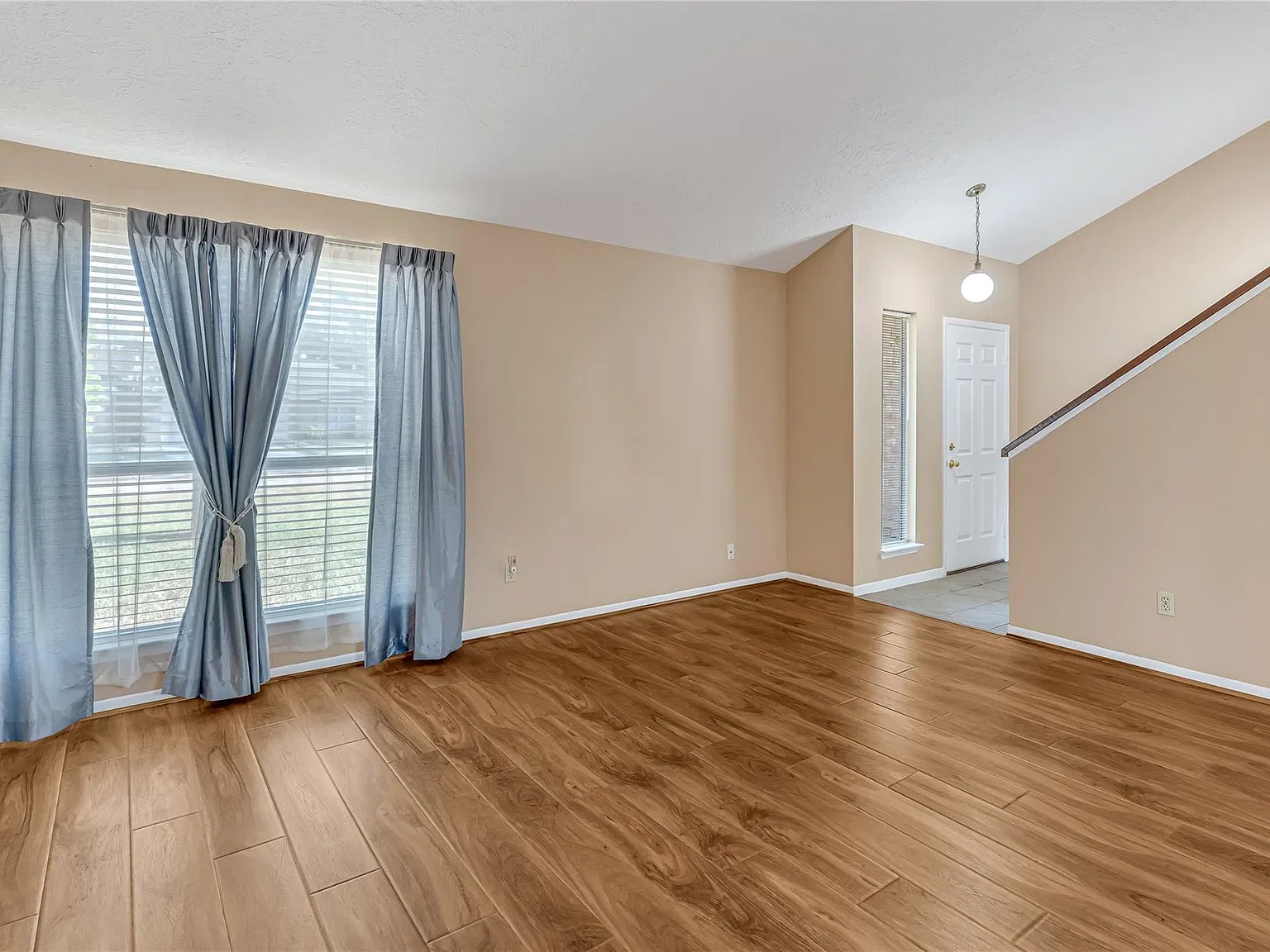 3 bed, 3.0 bath, 1831 sqft, $2,500 — Photo 4
