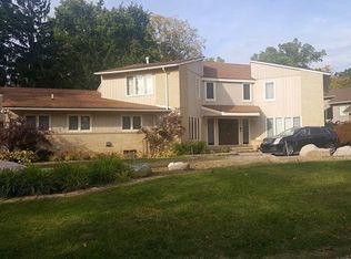 4048 Fox Lake Dr, Bloomfield Hills, MI 48302