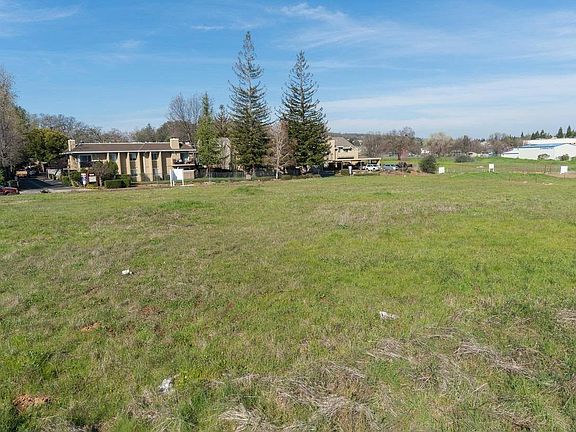3rd image of 2526 Greenwood Ln