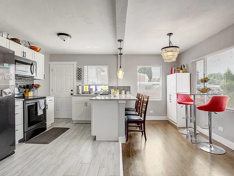516 Newton St — Photo 4