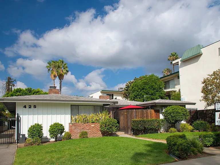 425 S Los Robles Ave — Photo 2