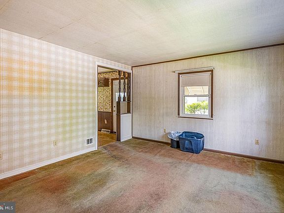 4th image of 327 Newport Ave