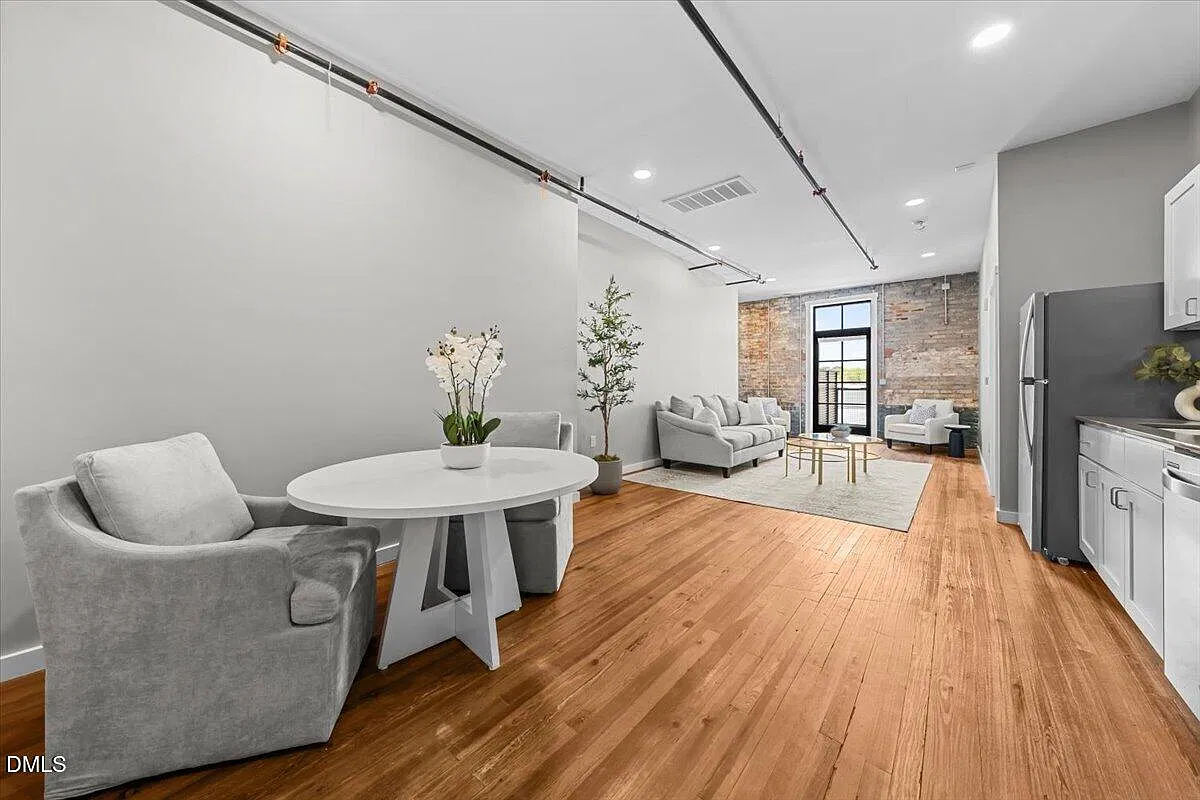 1 bed, 1.0 bath, $1,200 — Photo 1