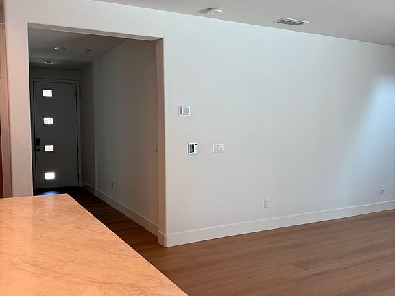 5th image of 1089 Hopkins St