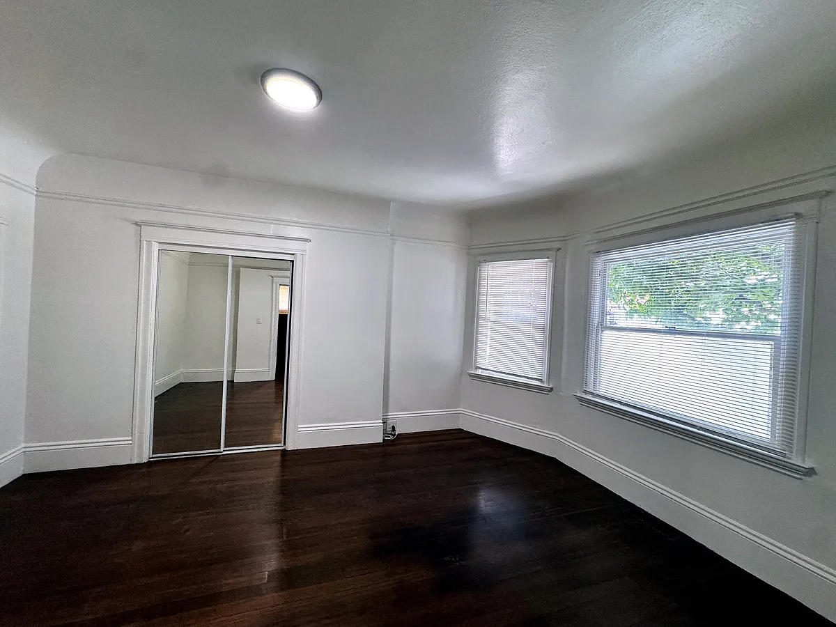 Building Photo - 921 Apgar St