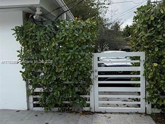 4th image of 547 Giralda Ave #0